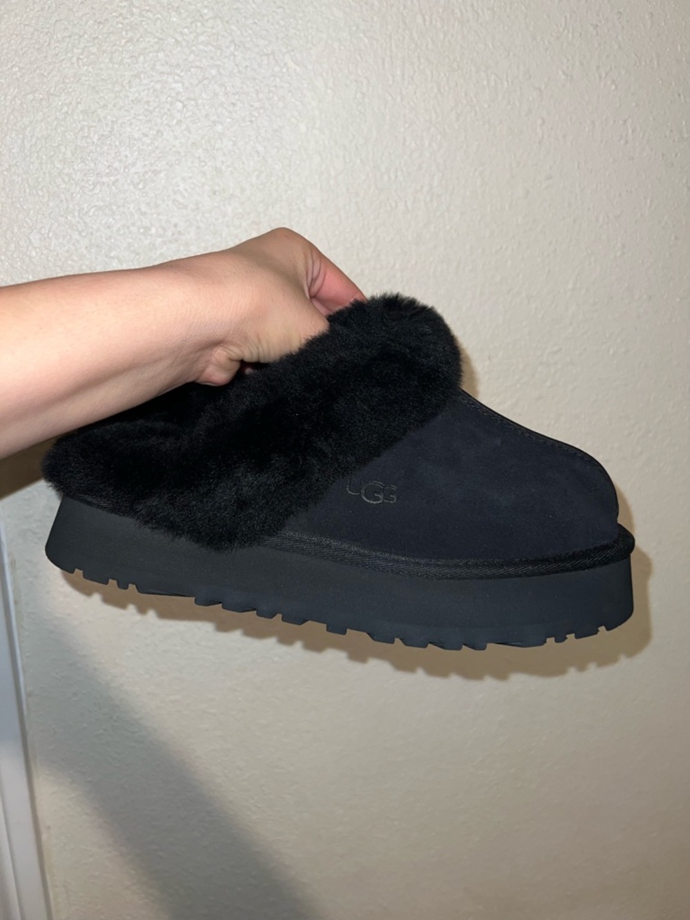 New in Box Ugg Disquette Black 1 Inch Platform Sheep Fur Slippers - Picture 2 of 10